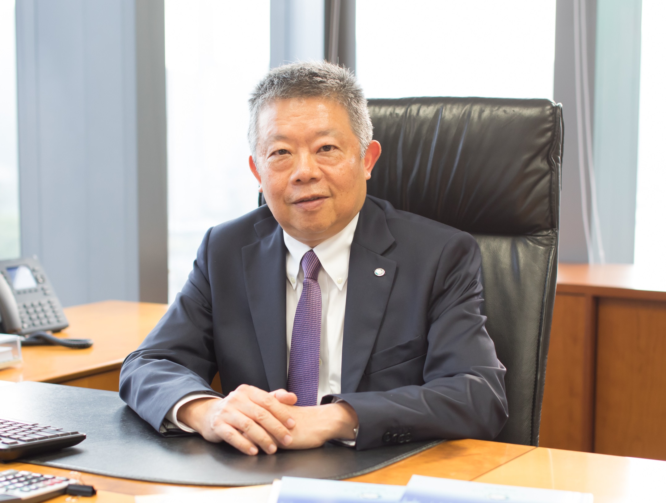 照片：平機會主席朱敏健先生坐在辦公室。